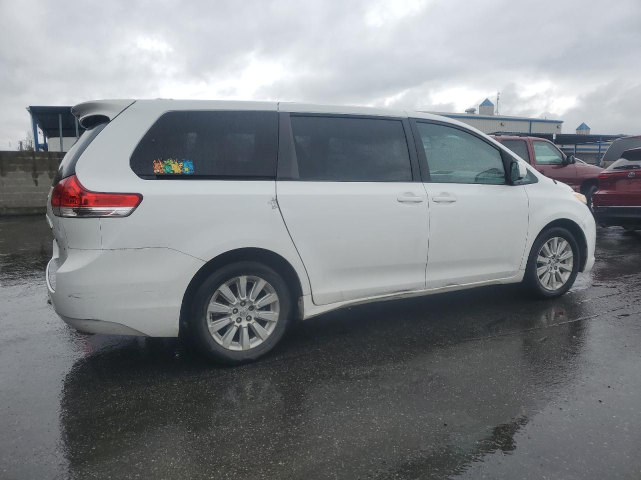 2014 Toyota Sienna - Image 3