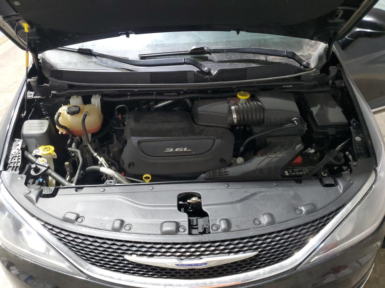 2018 Chrysler Pacifica - Image 12