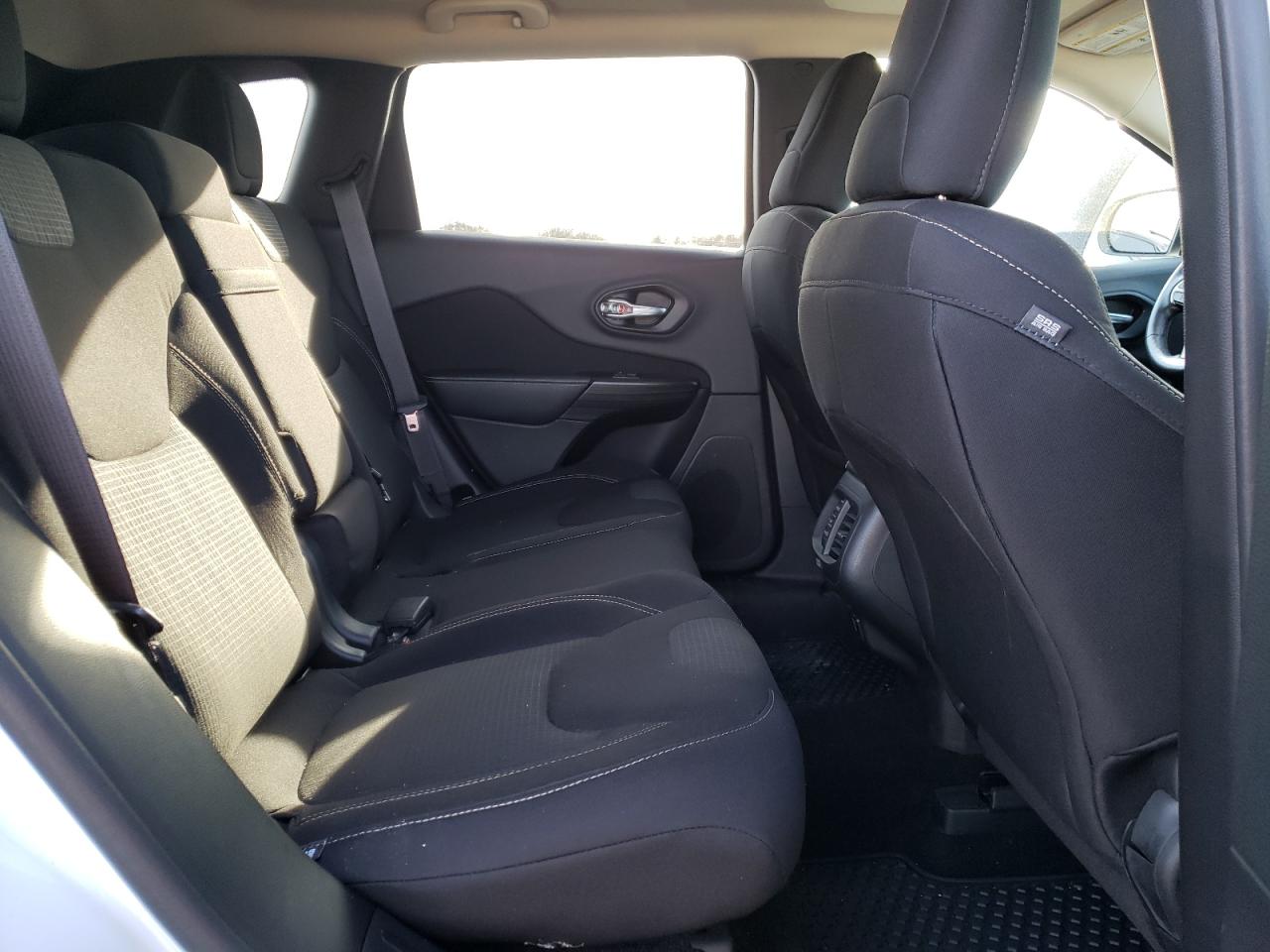2015 Jeep Grand Cherokee - Image 11