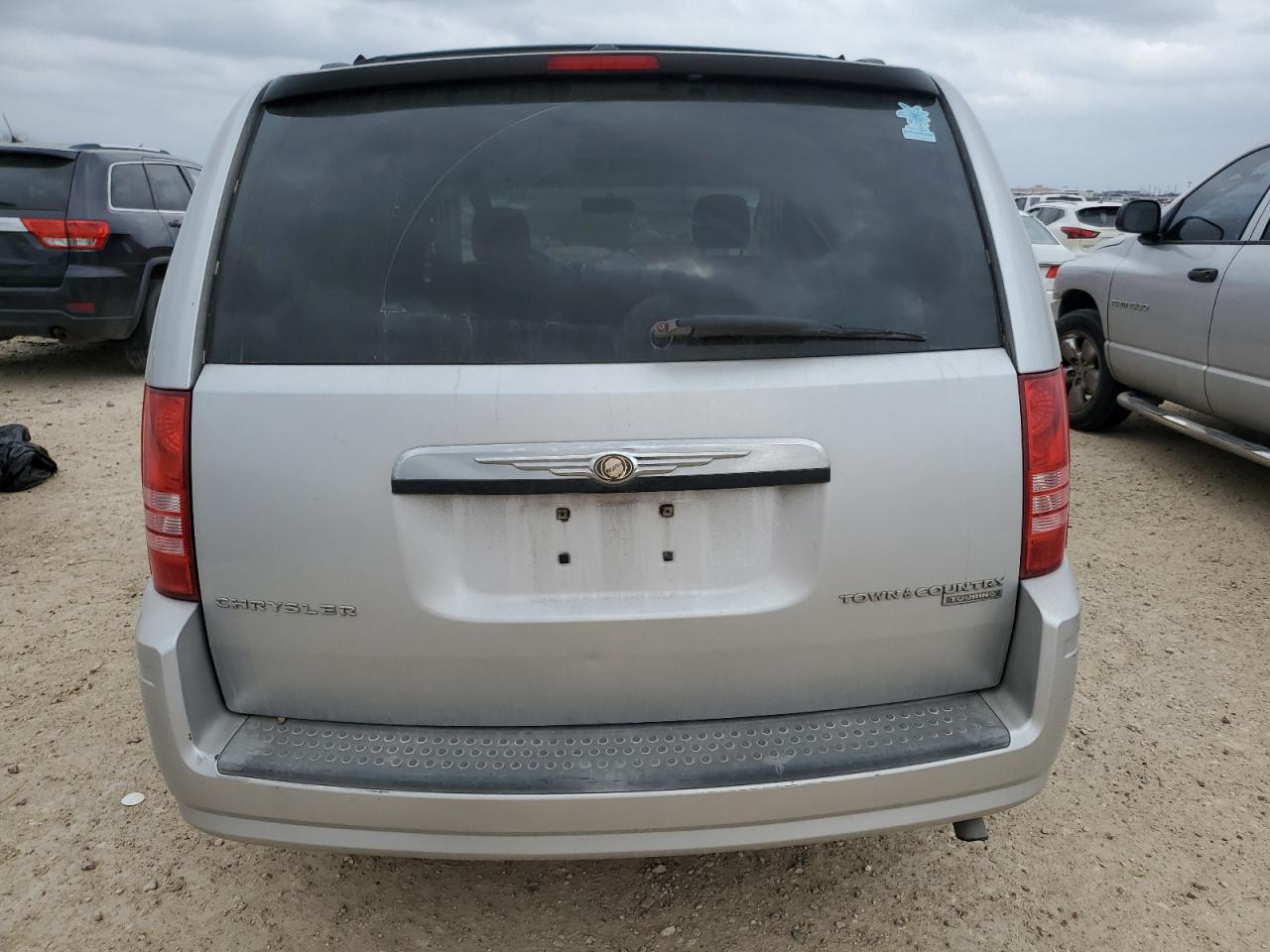 2009 Chrysler Town & Country - Image 6