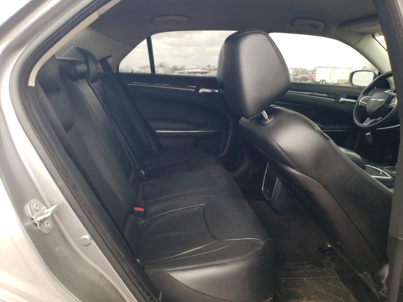 2016 Chrysler 300 - Image 10