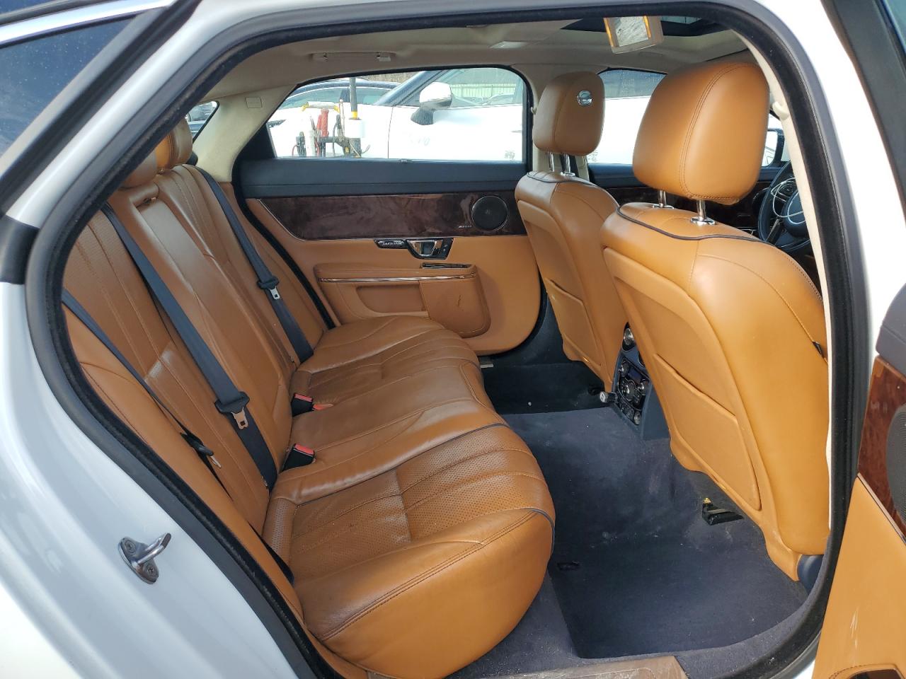 2015 Jaguar XJ - Image 10