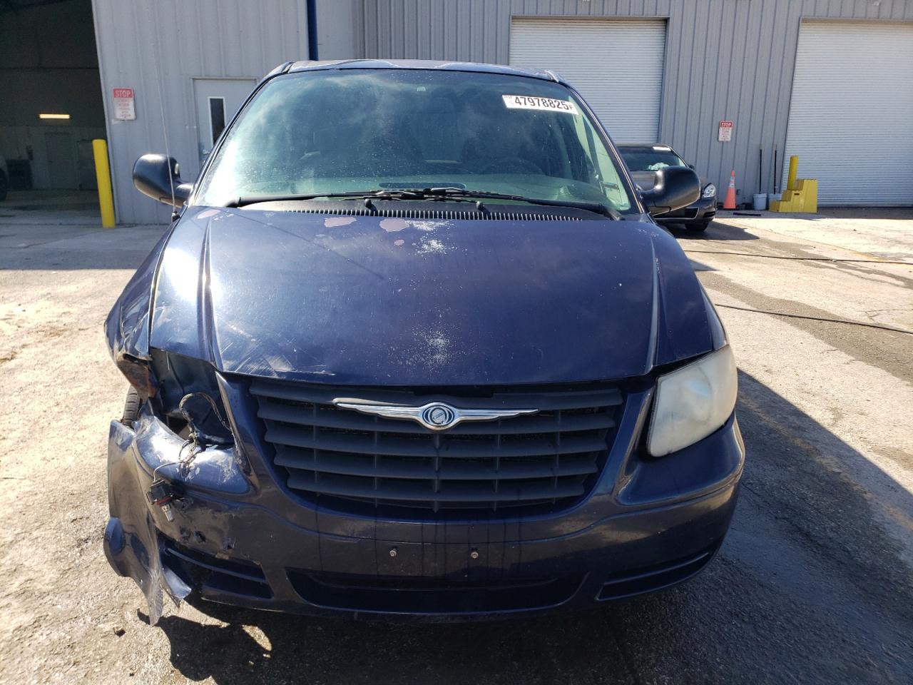 2006 Chrysler Town & Country - Image 5