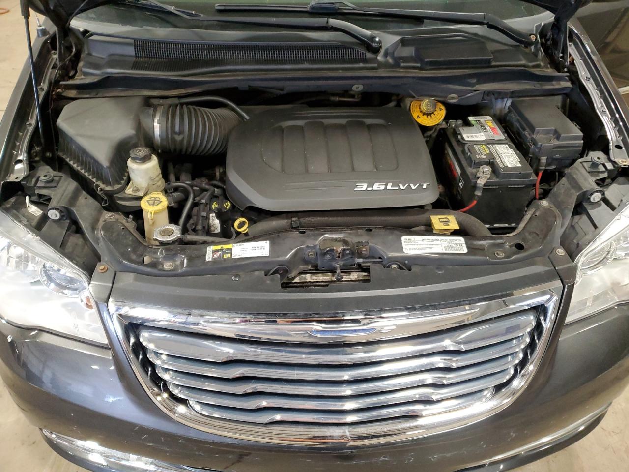 2015 Chrysler Town & Country - Image 12
