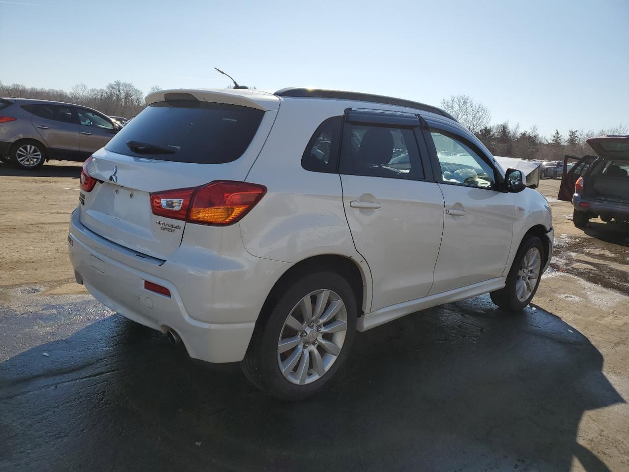 2011 Mitsubishi Outlander - Image 3