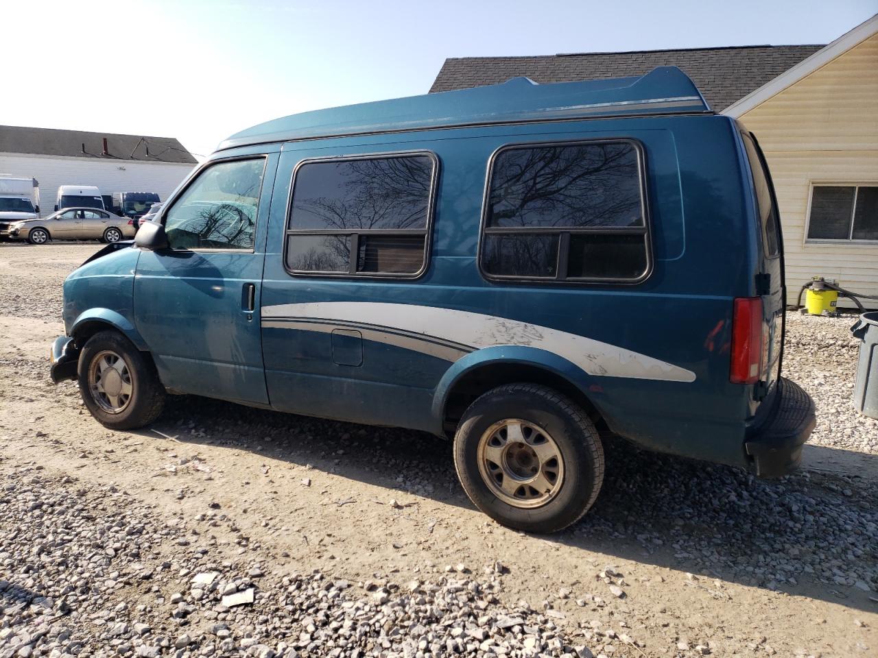 2002 Chevrolet Astro - Image 2