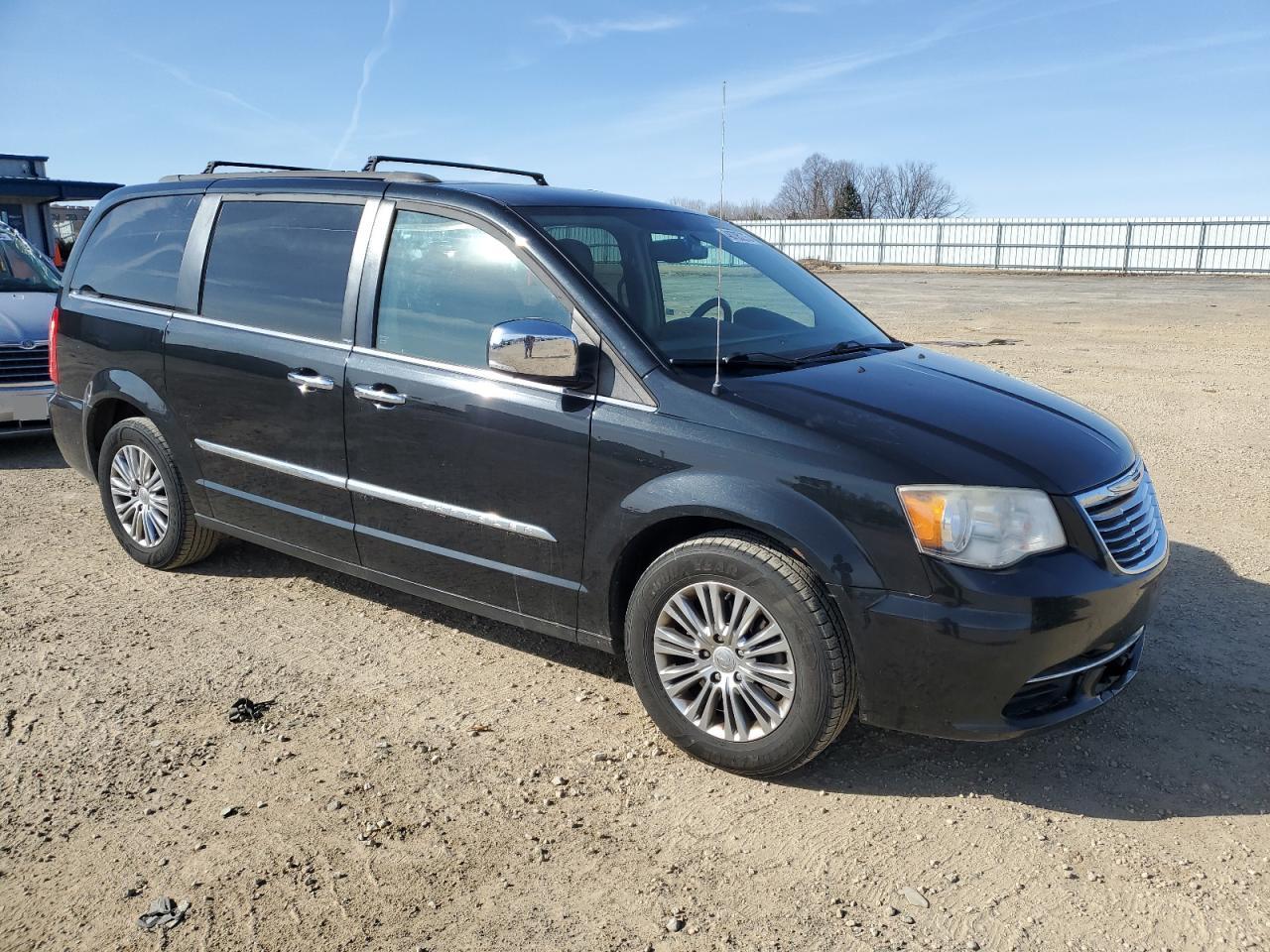 2014 Chrysler Town & Country - Image 4