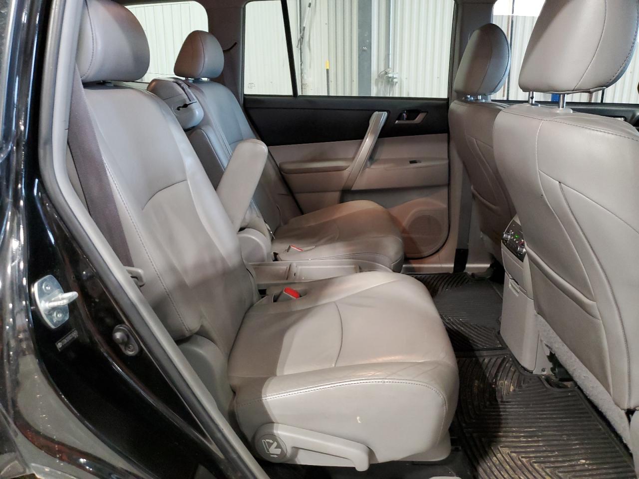 2012 Toyota Highlander - Image 11