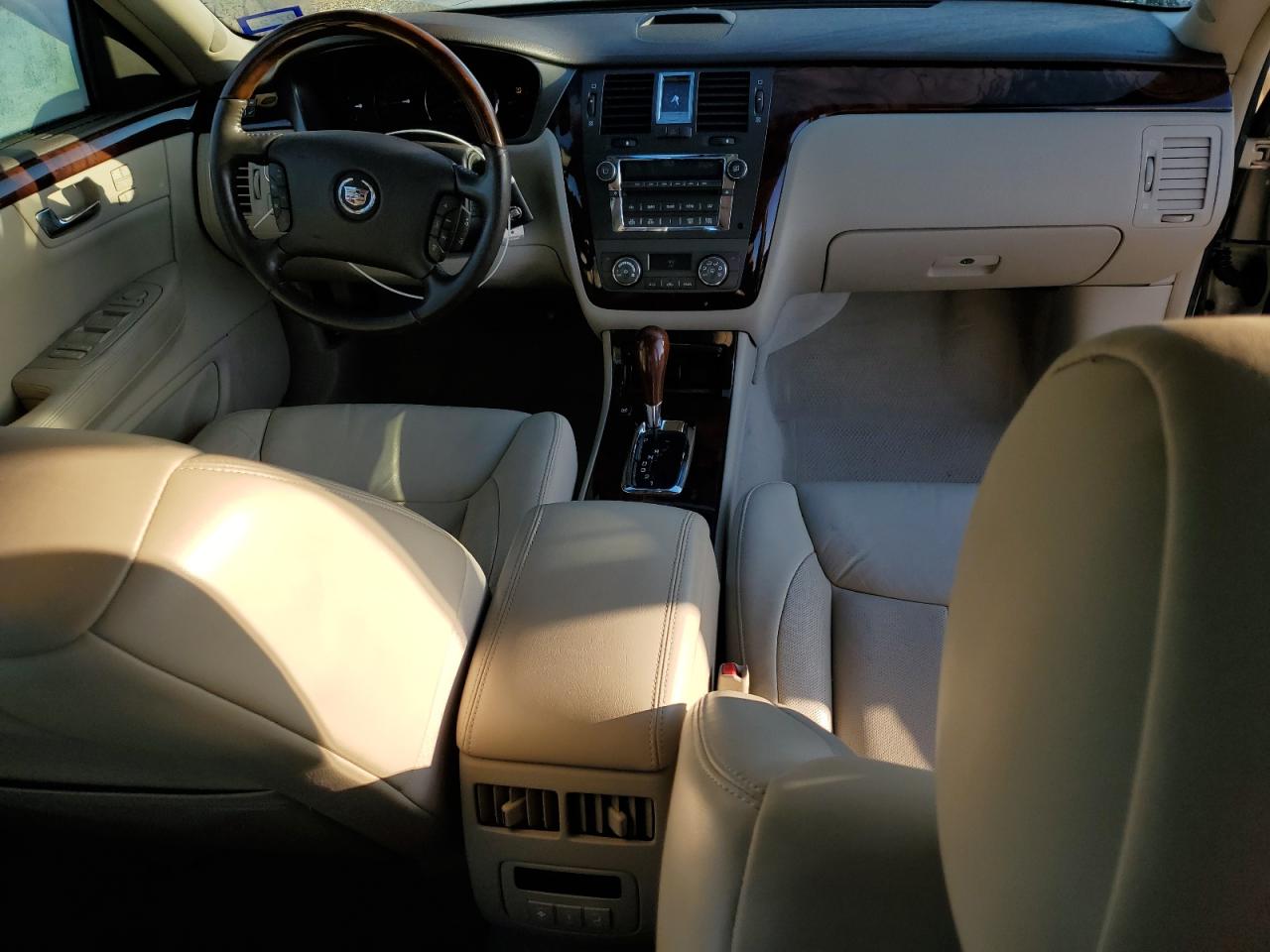 2010 Cadillac DTS - Image 8