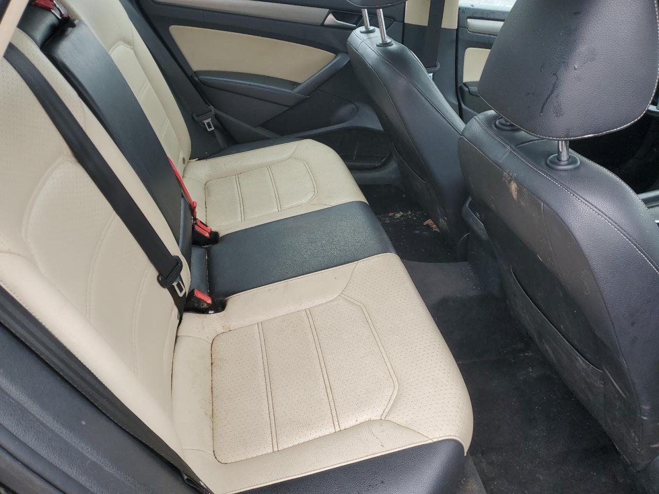 2014 Volkswagen Passat - Image 10