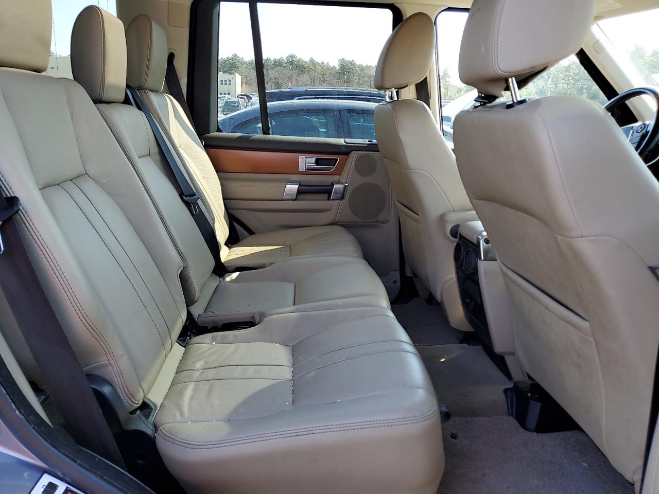 2011 Land Rover LR4 - Image 11