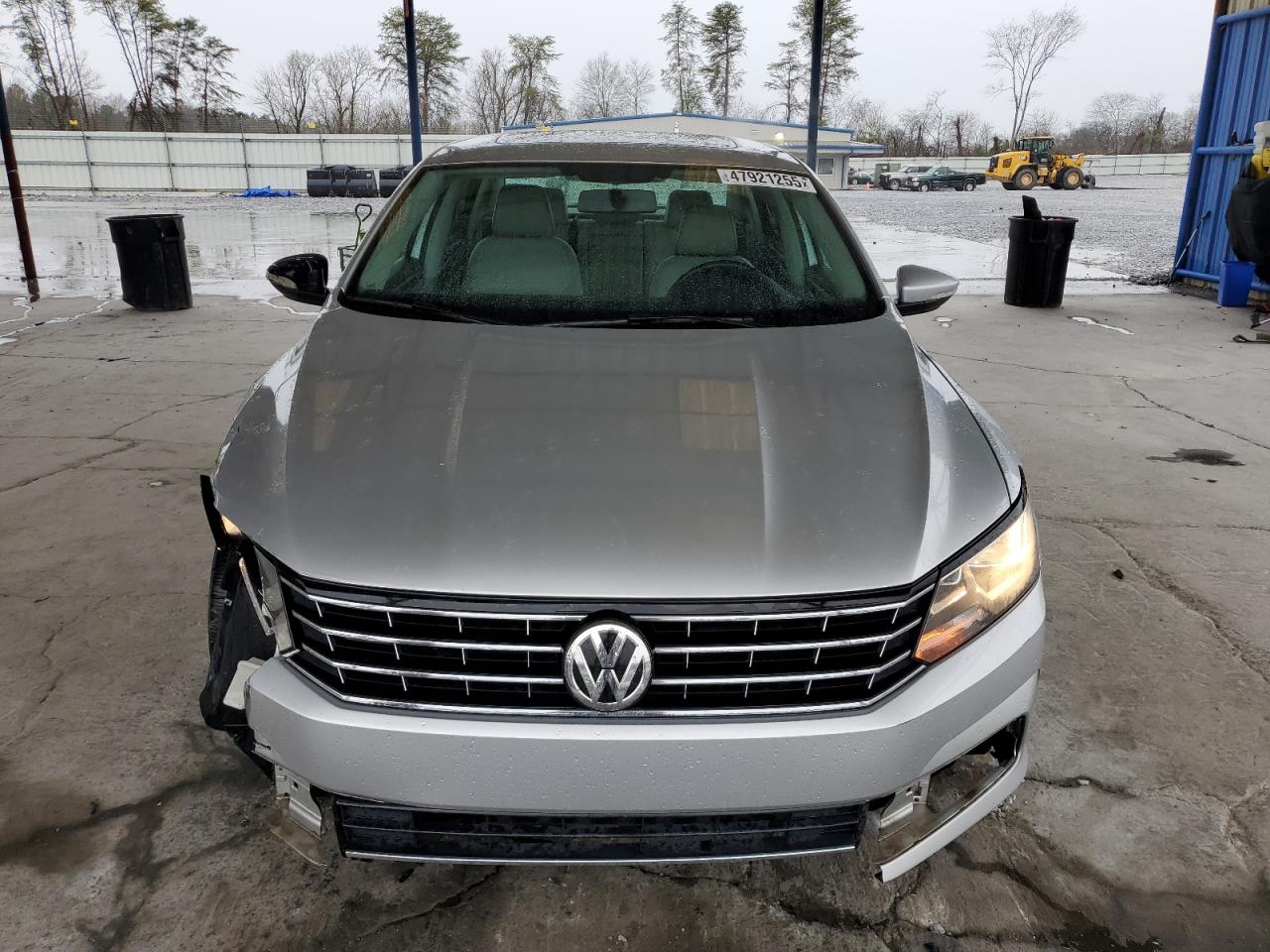 2016 Volkswagen Passat - Image 5