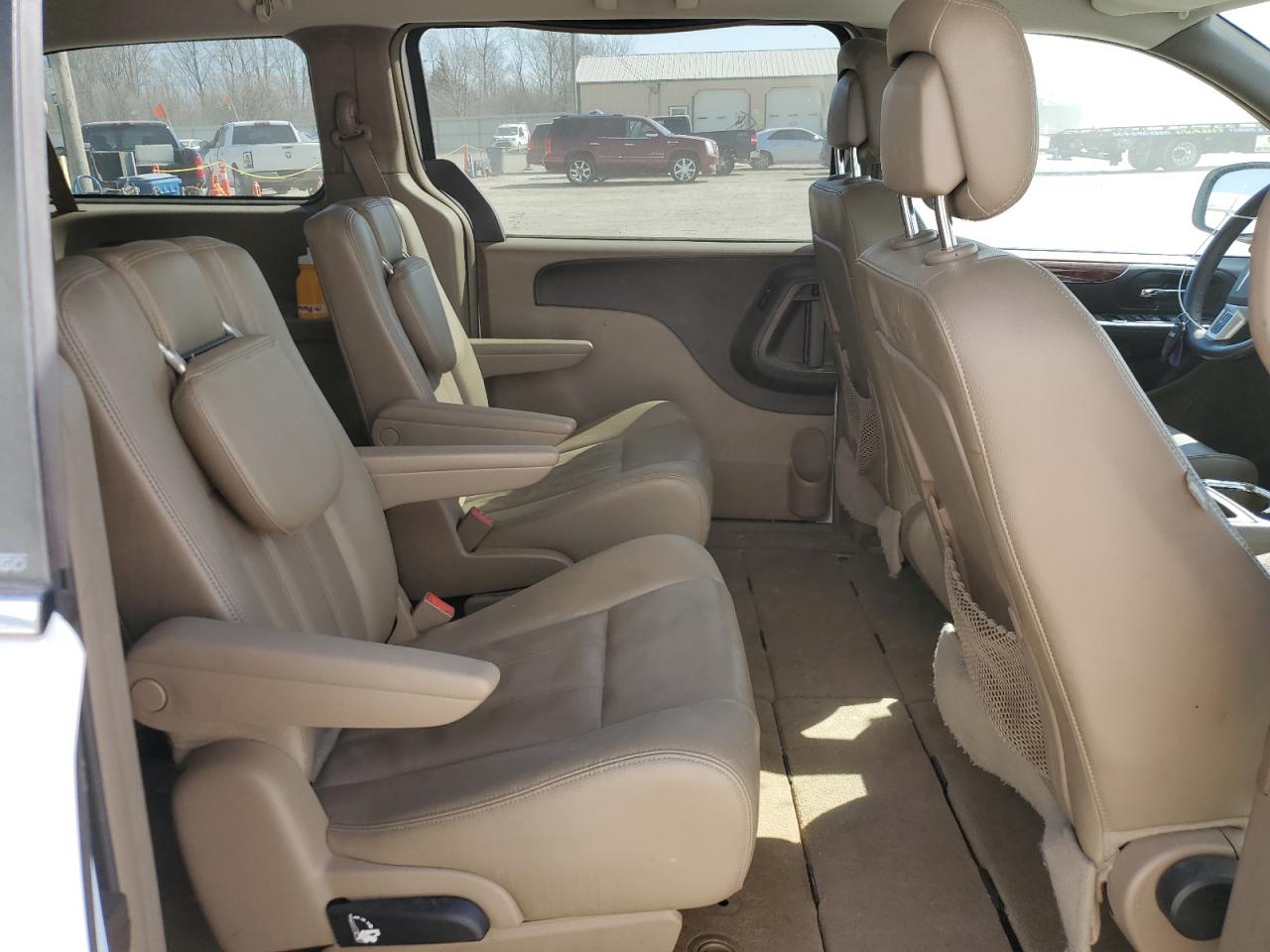 2014 Chrysler Town & Country - Image 11