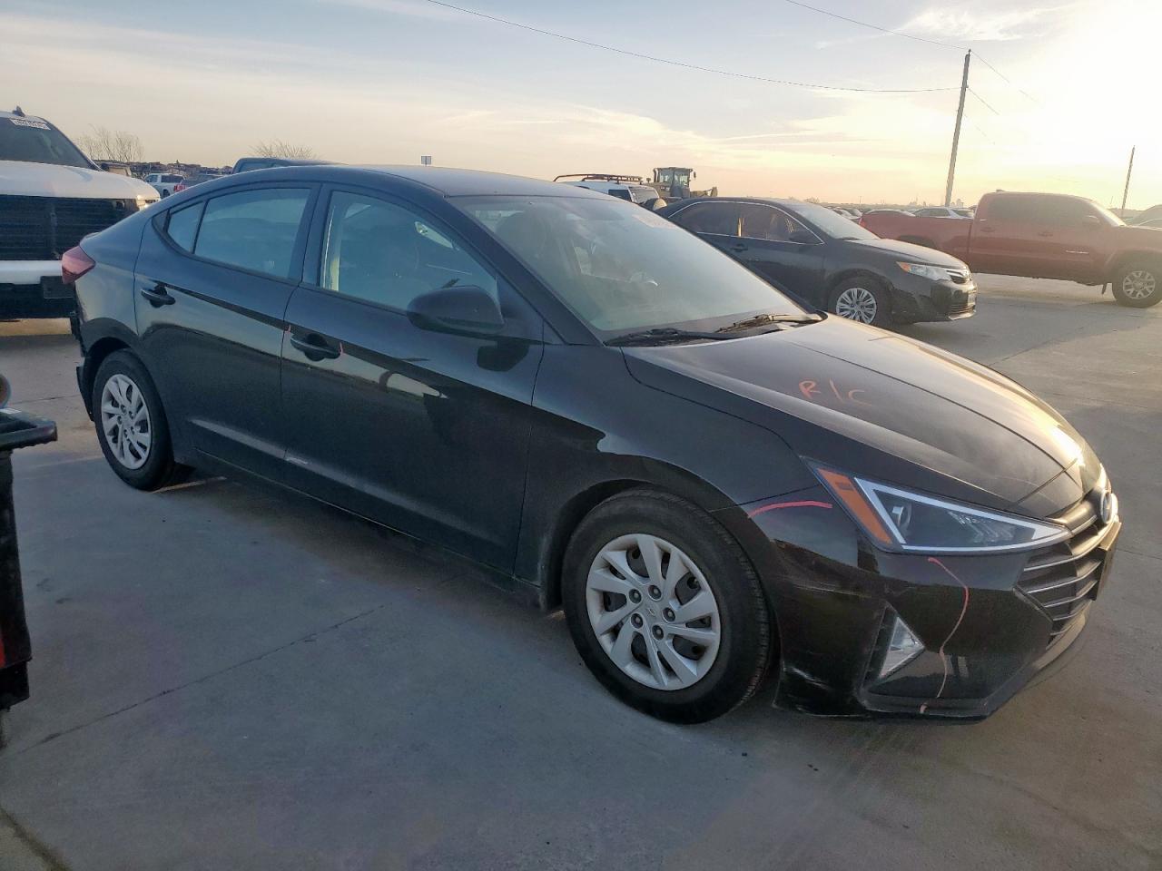 2019 Hyundai Elantra - Image 4