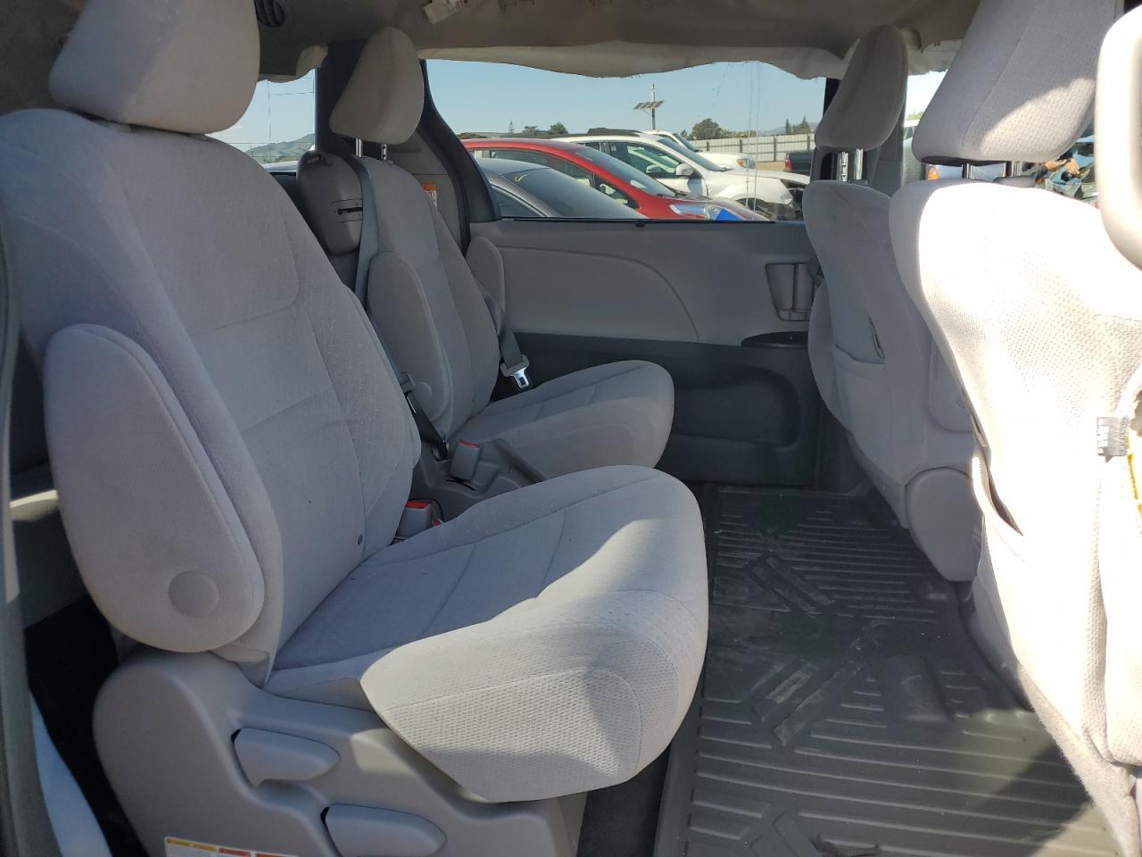 2016 Toyota Sienna - Image 11