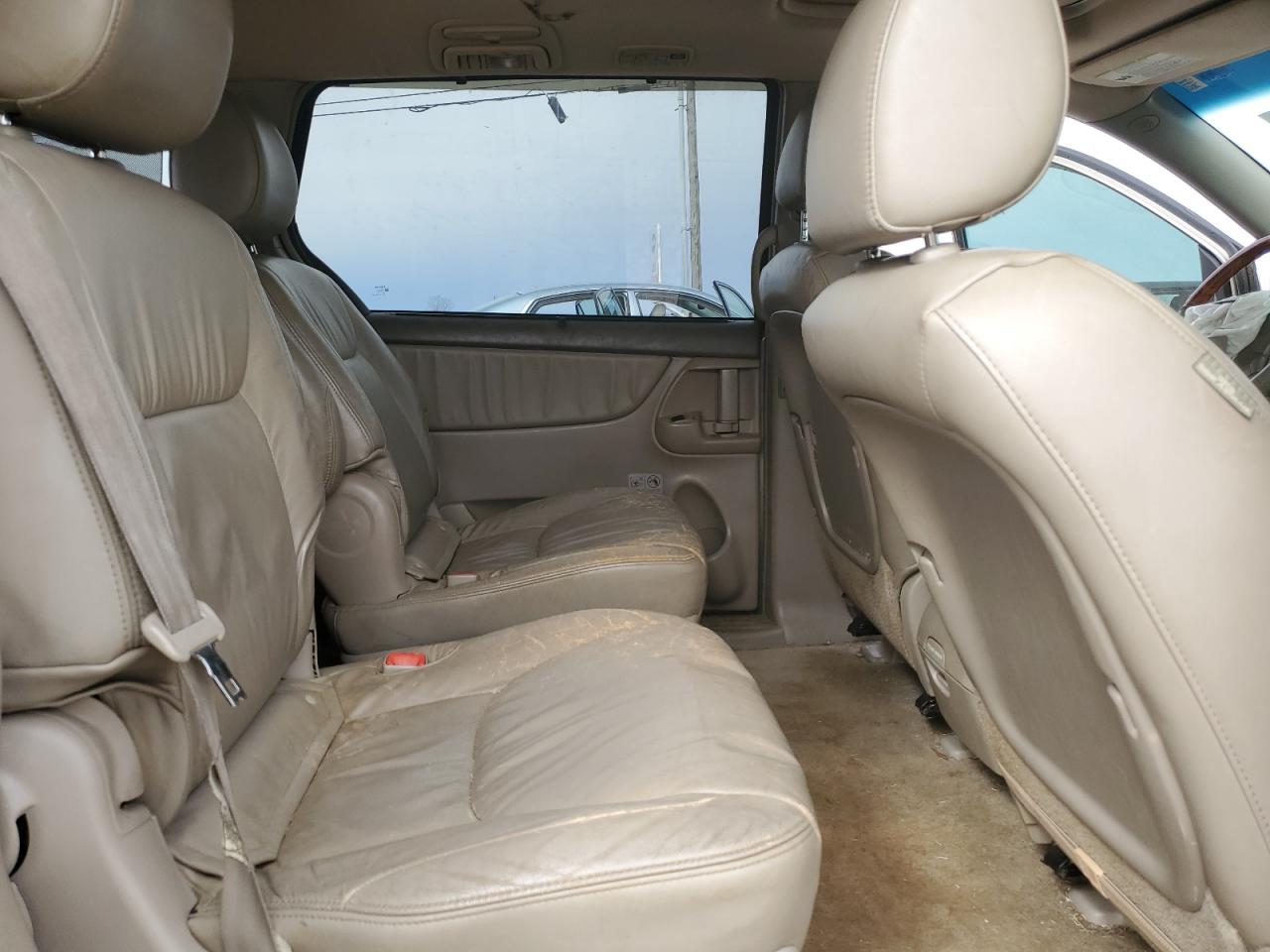 2010 Toyota Sienna - Image 12