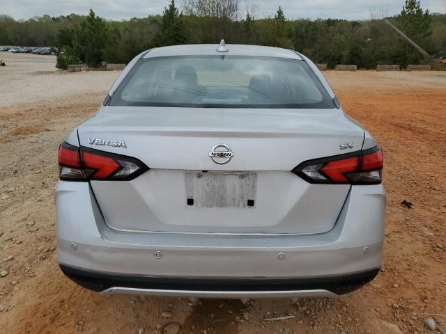  NISSAN VERSA 2021 Srebrny