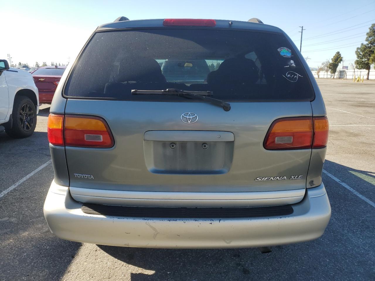 1999 Toyota Sienna - Image 6