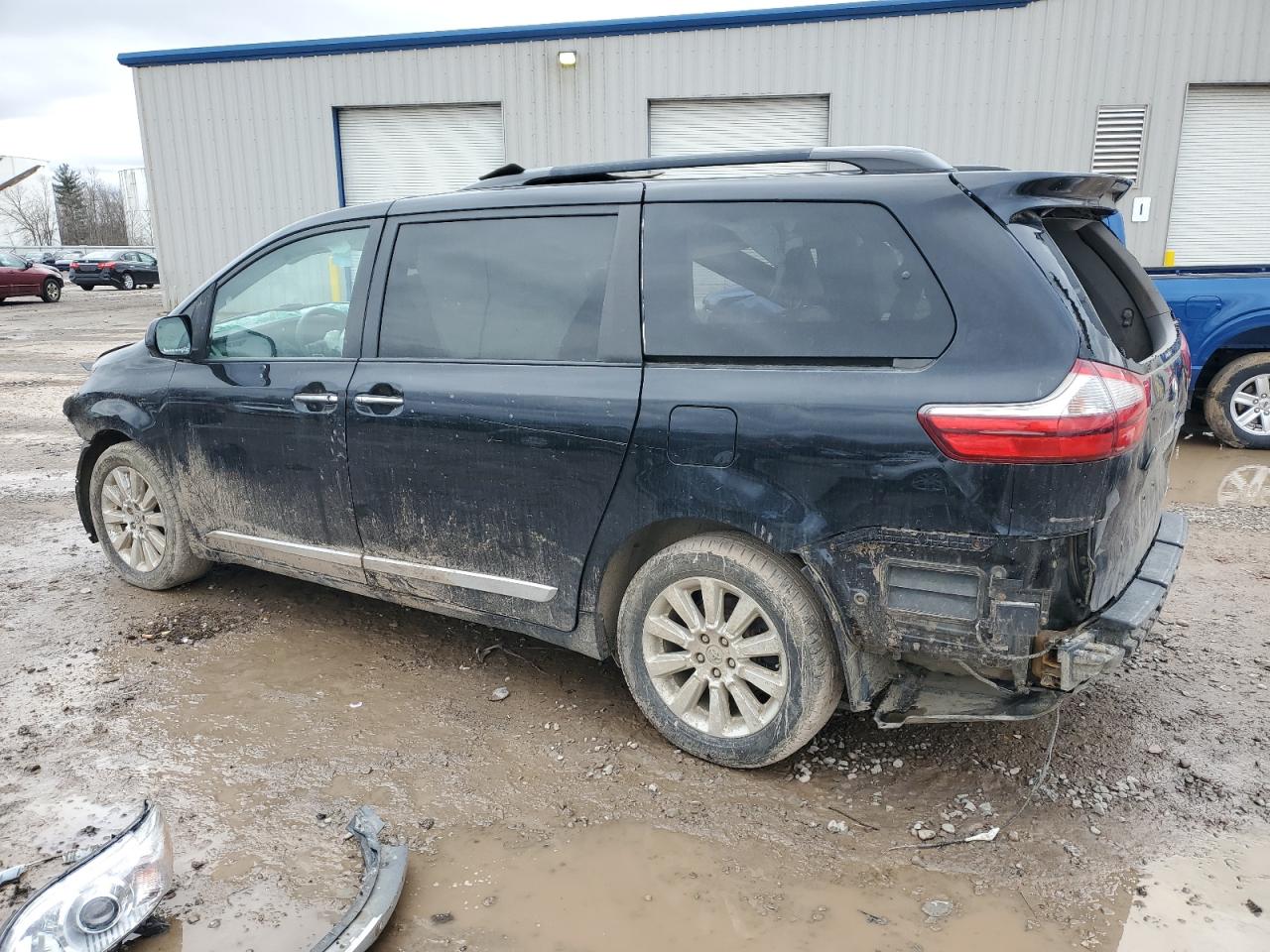 2015 Toyota Sienna - Image 2