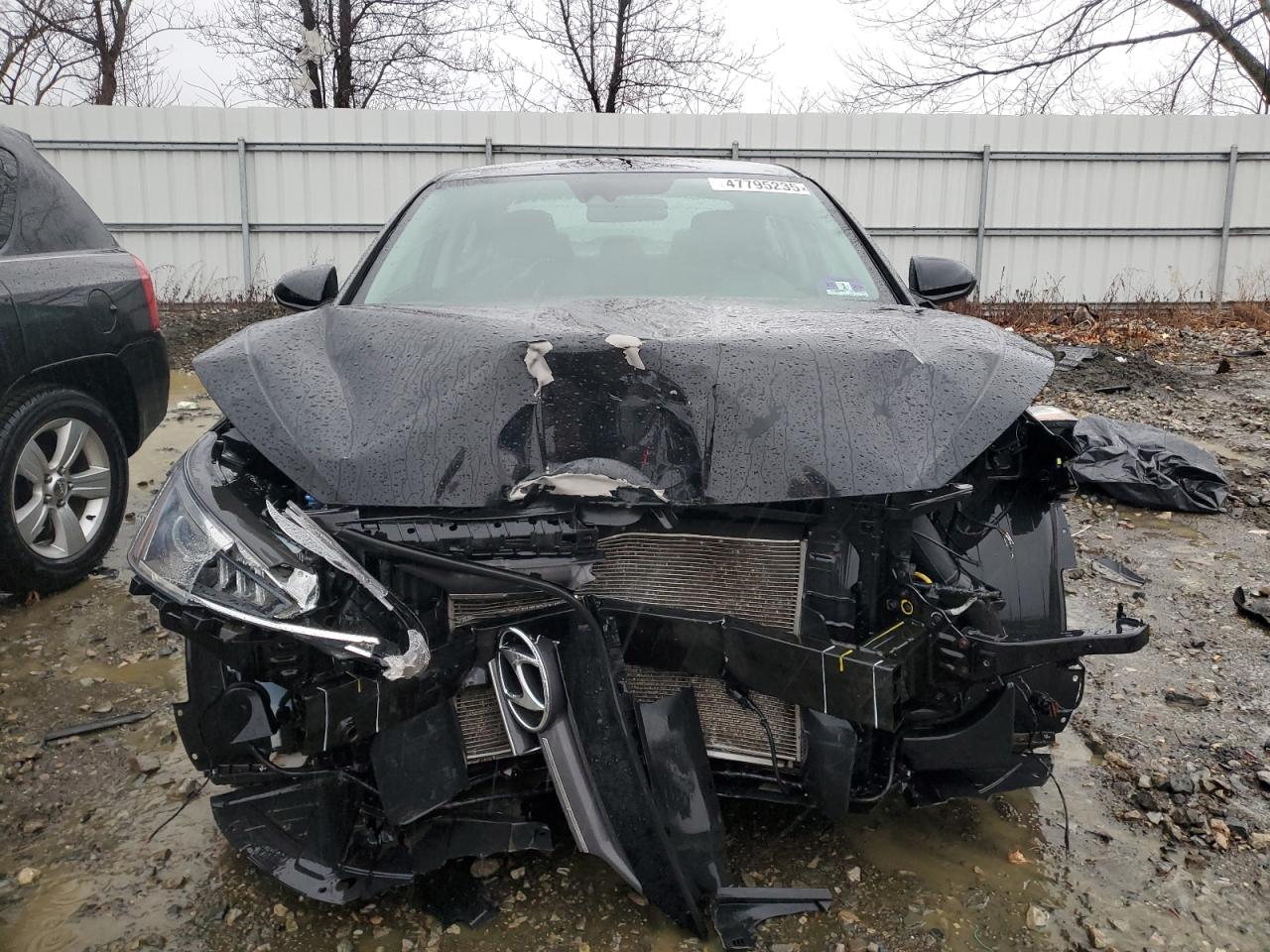 2019 Hyundai Elantra - Image 5
