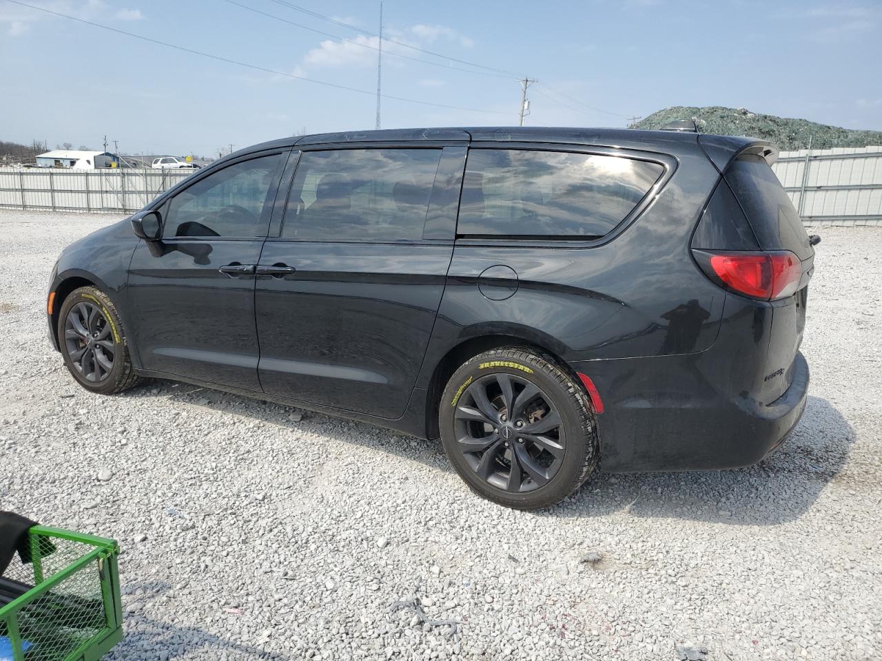 2018 Chrysler Pacifica - Image 2