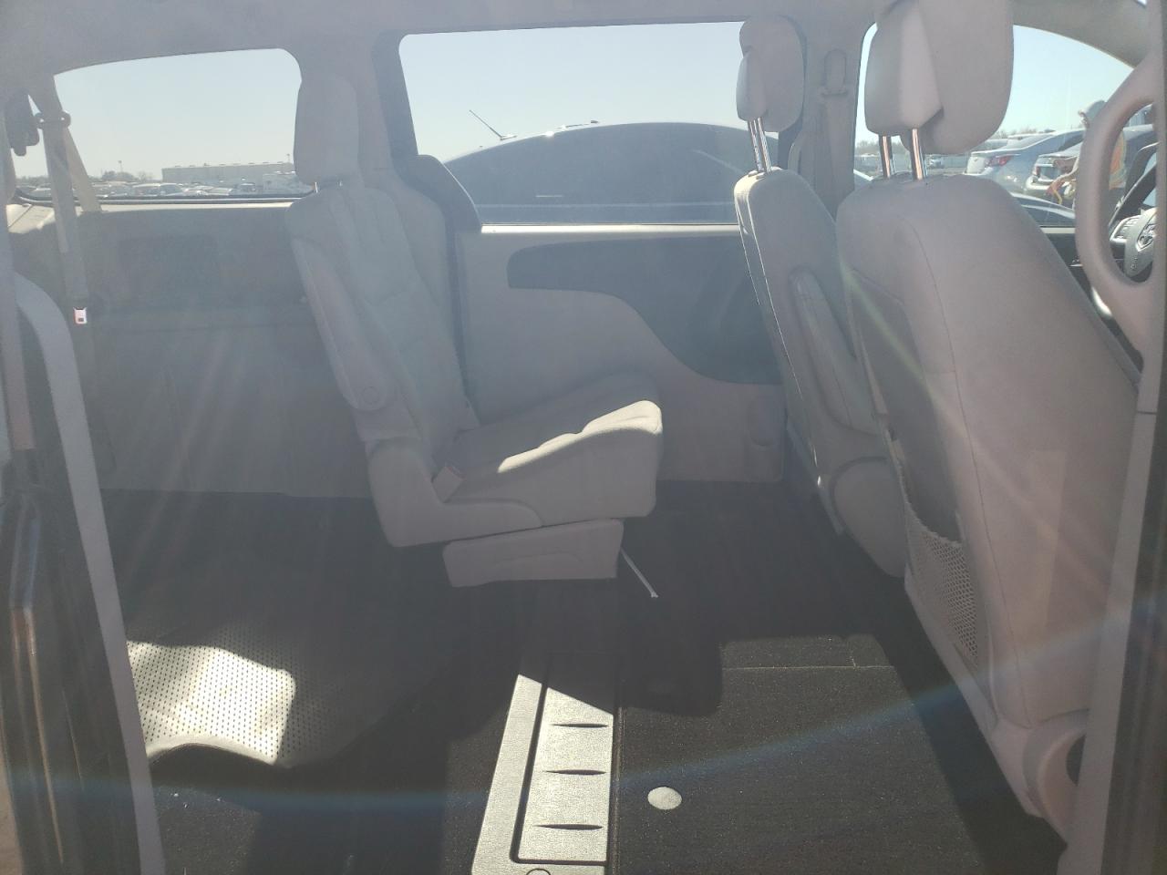 2016 Dodge Caravan - Image 11