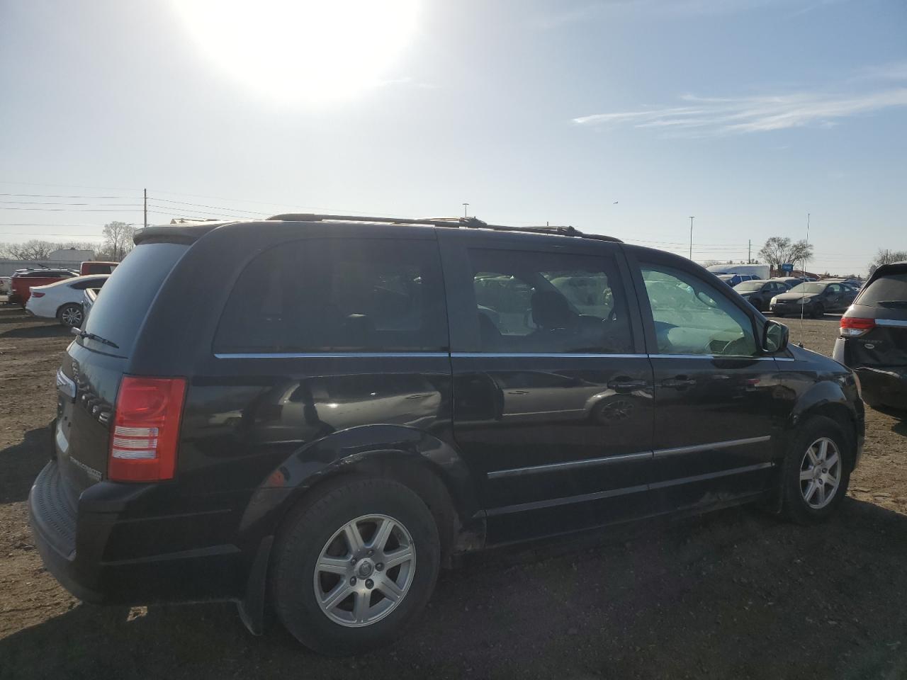 2010 Chrysler Town & Country - Image 3