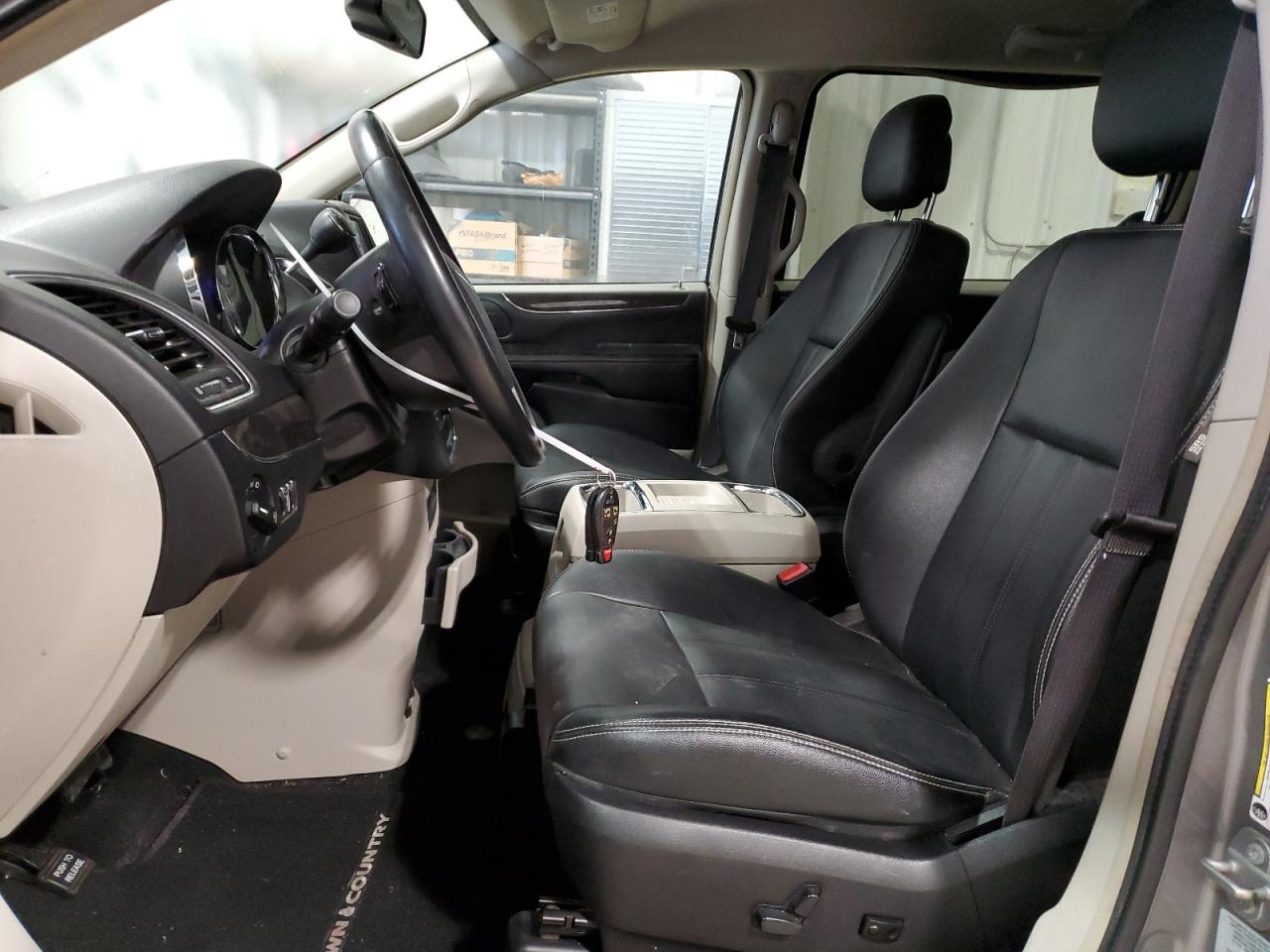 2016 Chrysler Town & Country - Image 7