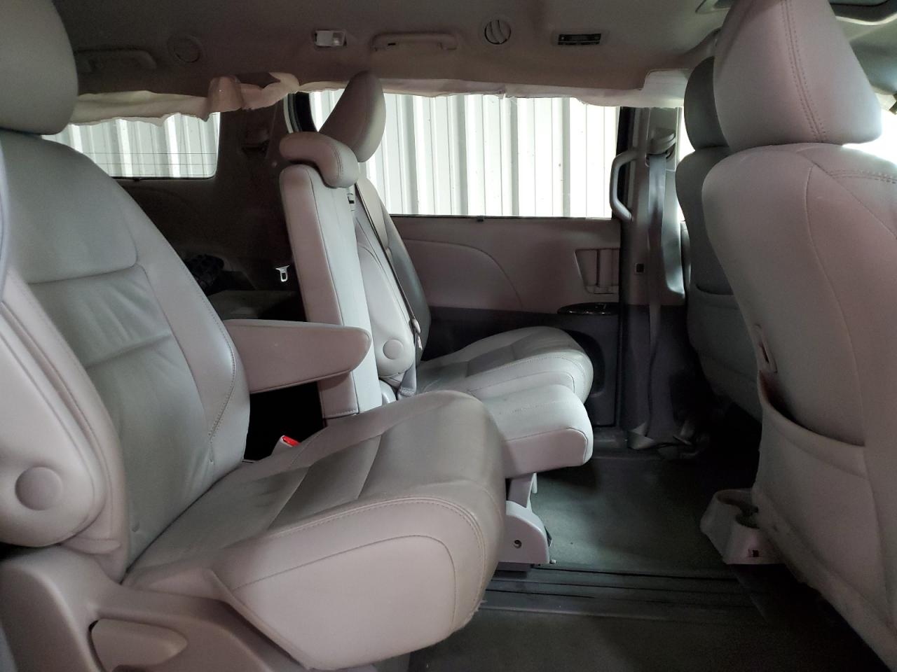 2016 Toyota Sienna - Image 11