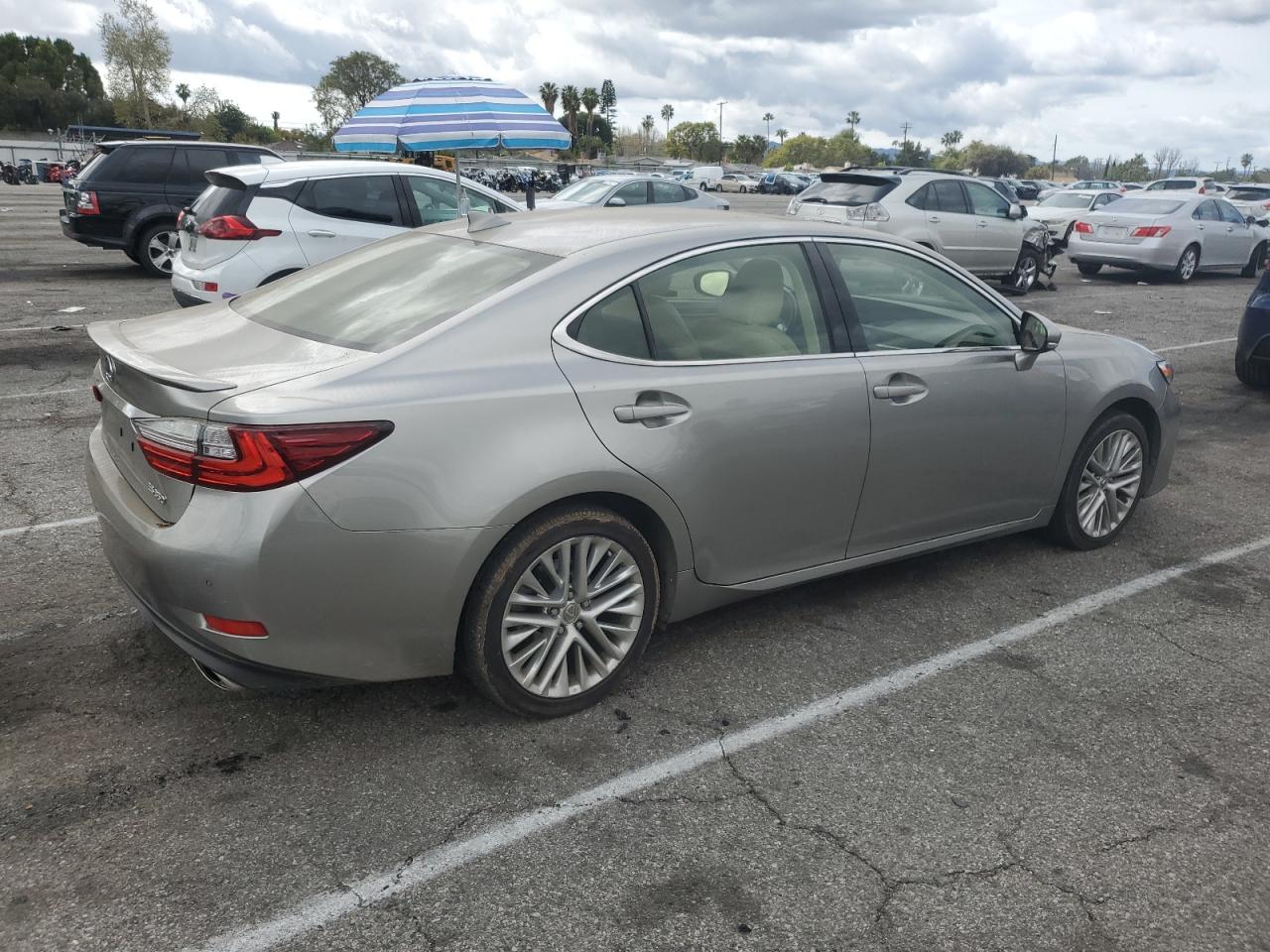 2016 Lexus ES - Image 3