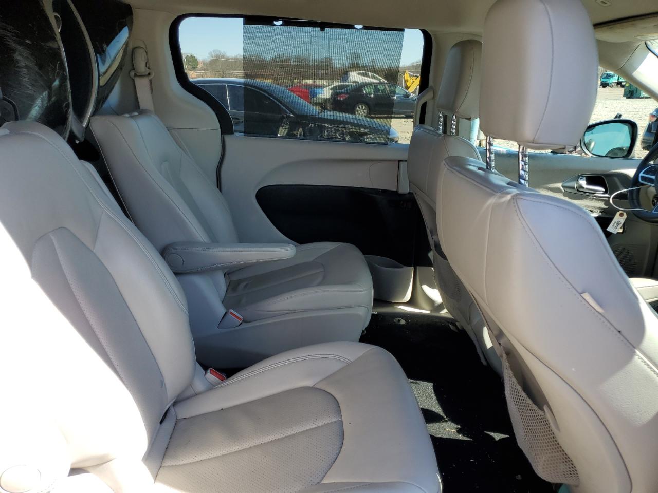 2018 Chrysler Pacifica - Image 11