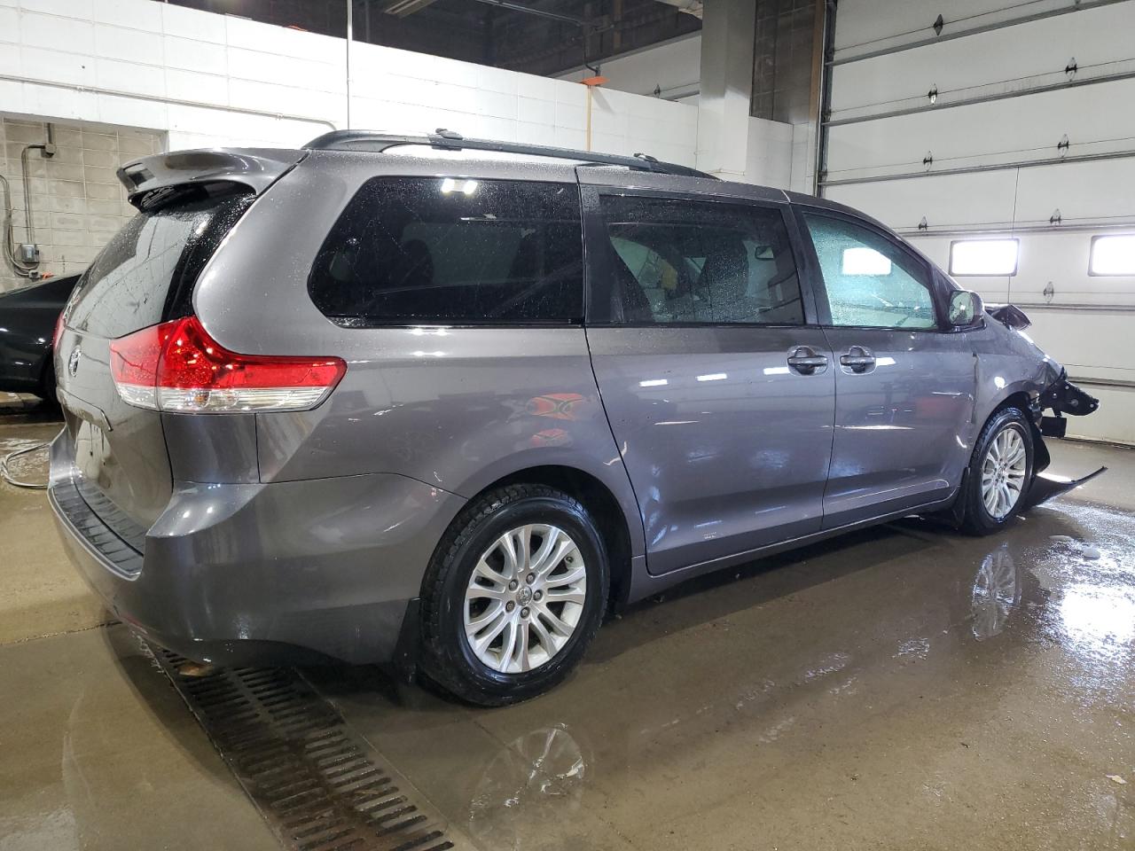 2014 Toyota Sienna - Image 3