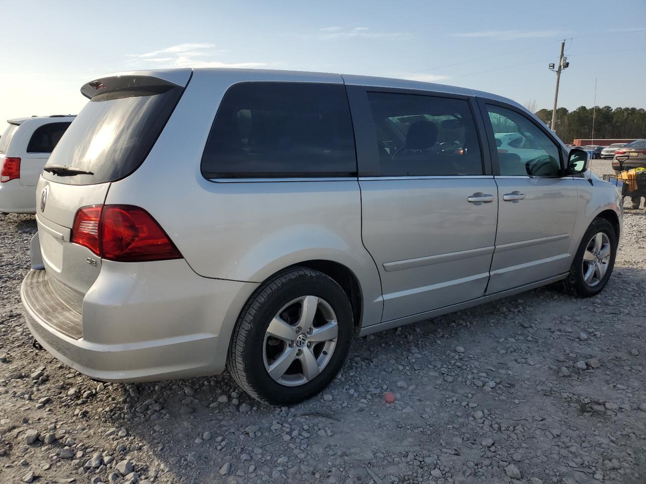 2010 Volkswagen Routan - Image 3