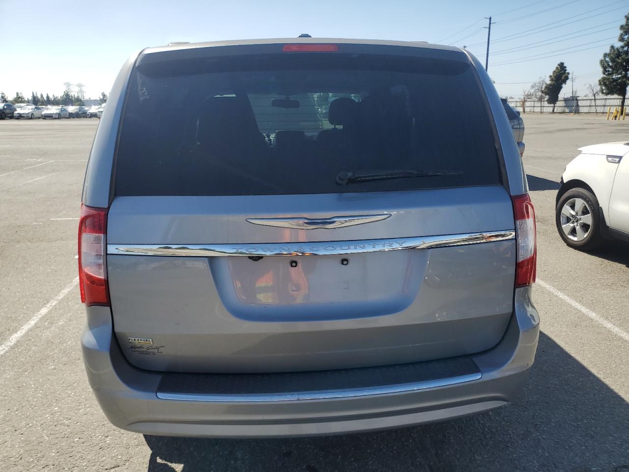2016 Chrysler Town & Country - Image 6
