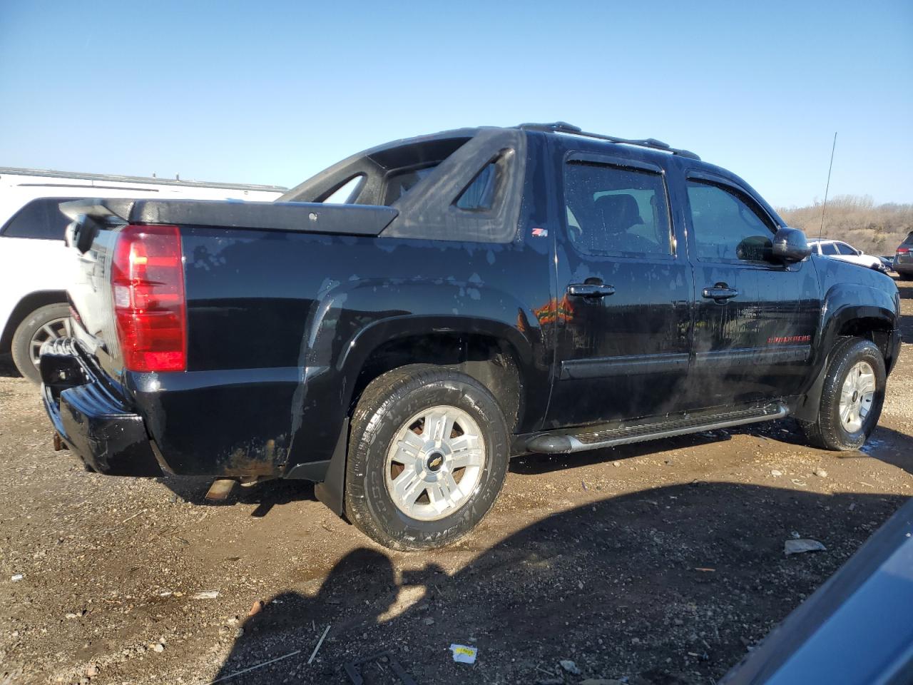 2011 Chevrolet Avalanche - Image 3