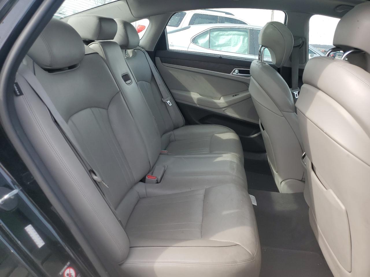 2015 Hyundai Genesis - Image 10