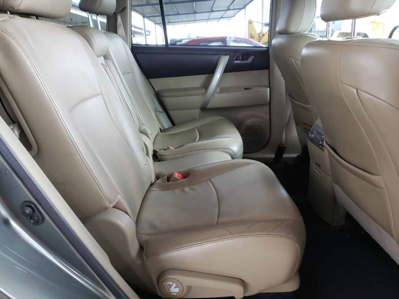 2011 Toyota Highlander - Image 12
