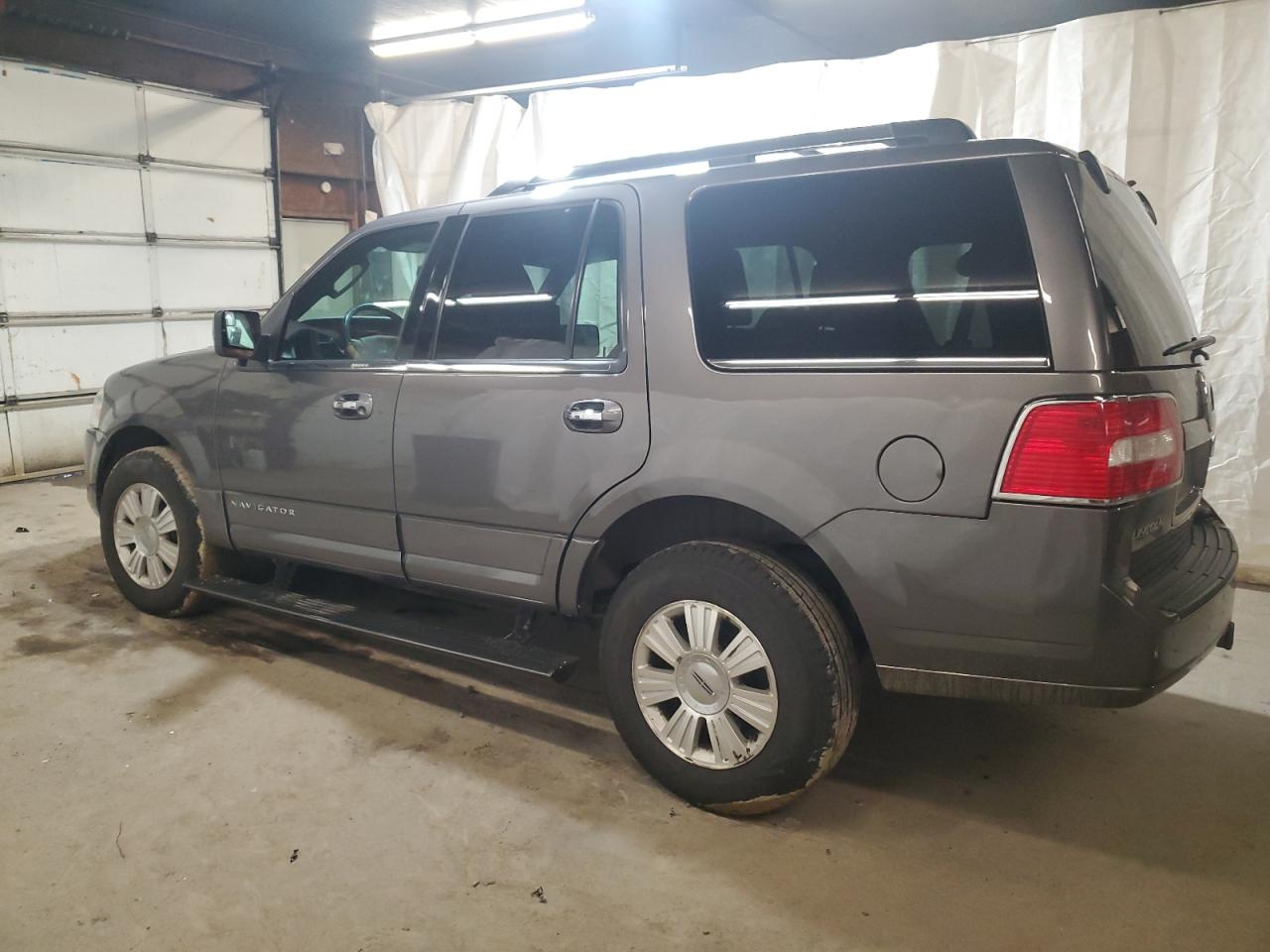 2014 Lincoln Navigator - Image 2