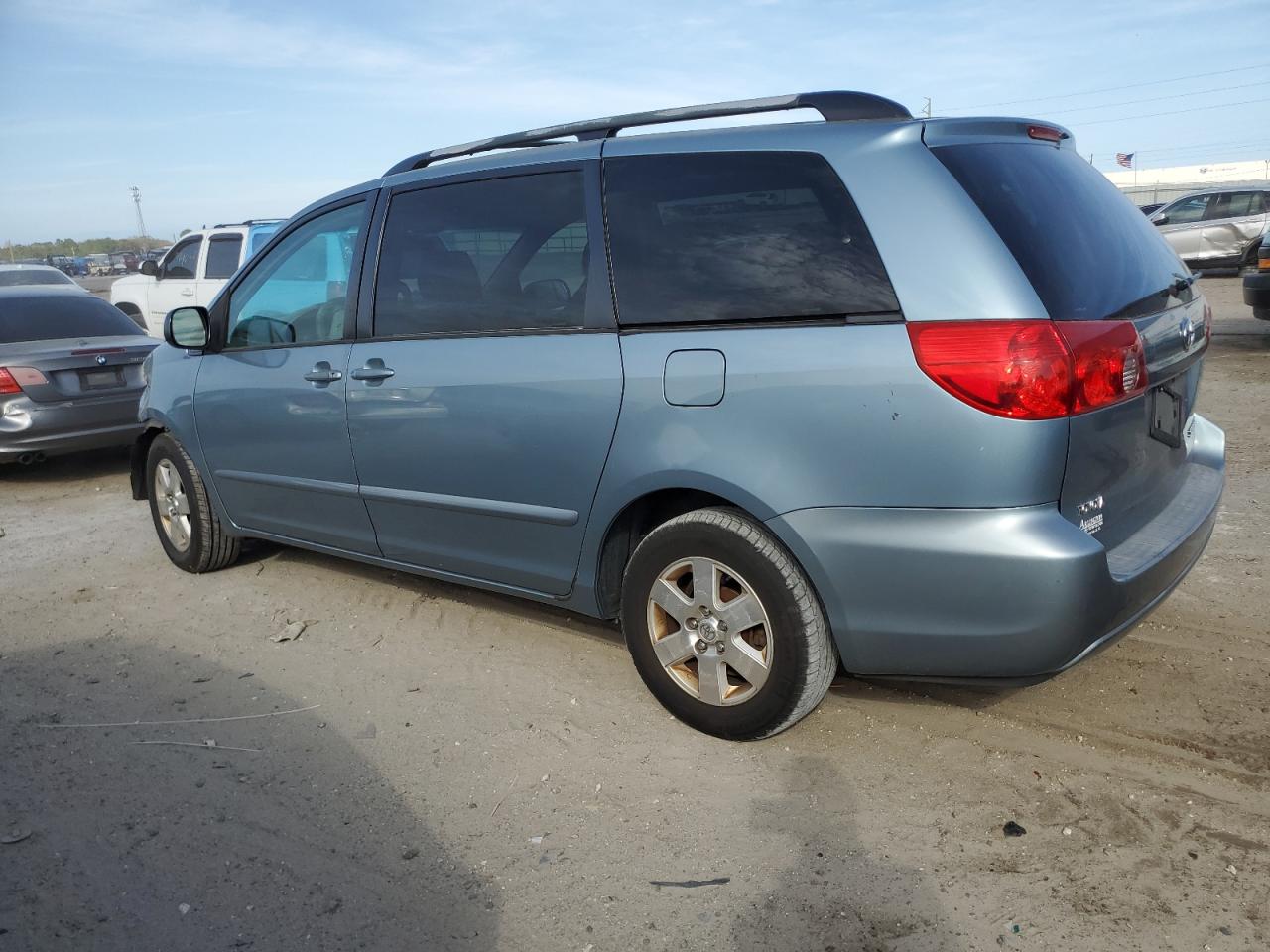 2007 Toyota Sienna - Image 2
