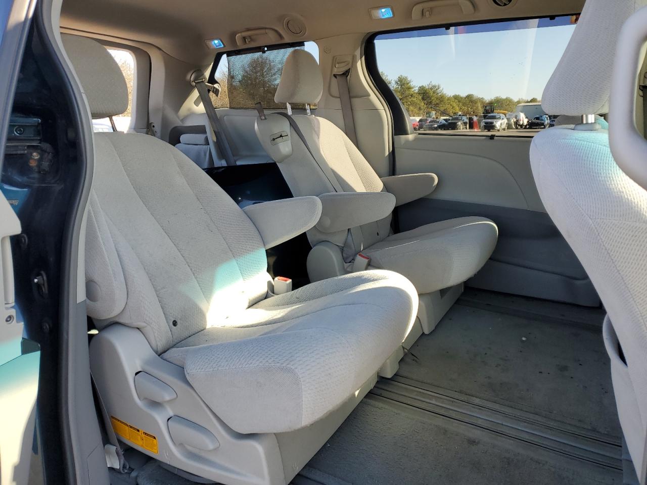 2011 Toyota Sienna - Image 11