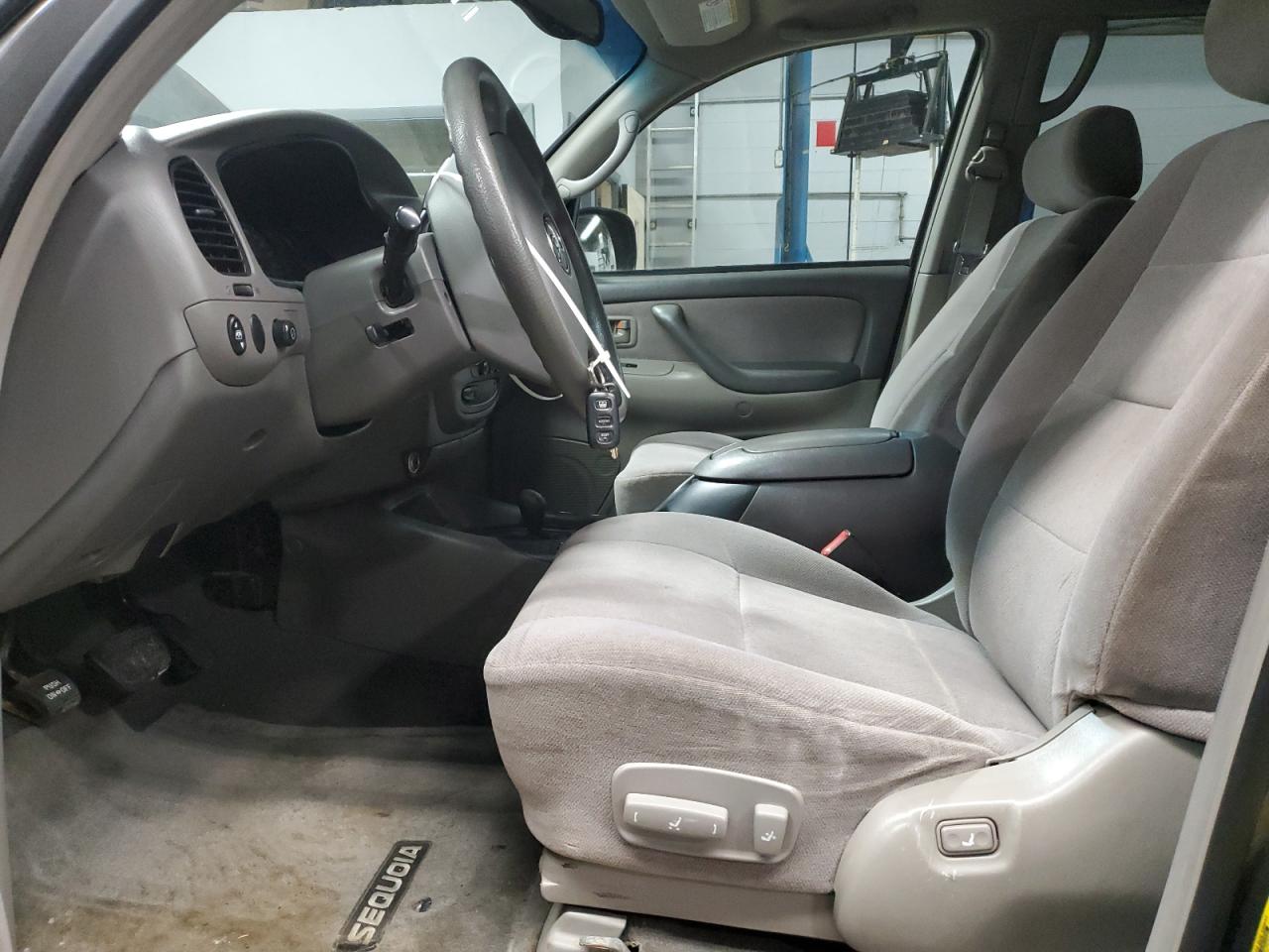 2004 Toyota Sequoia - Image 7
