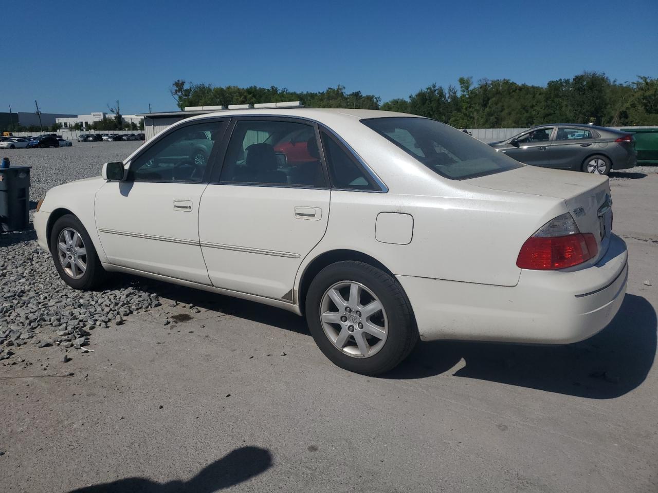2004 Toyota Avalon - Image 2