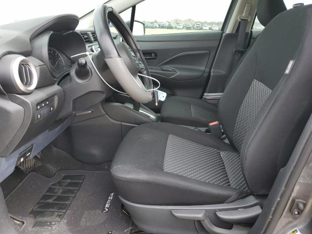  NISSAN VERSA 2022 Серый