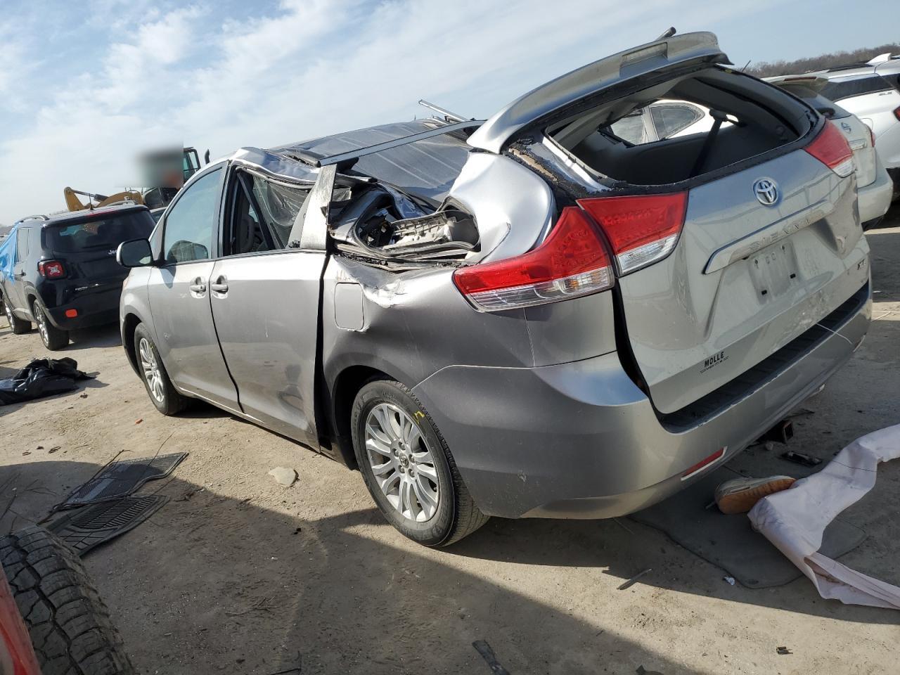 2012 Toyota Sienna - Image 2