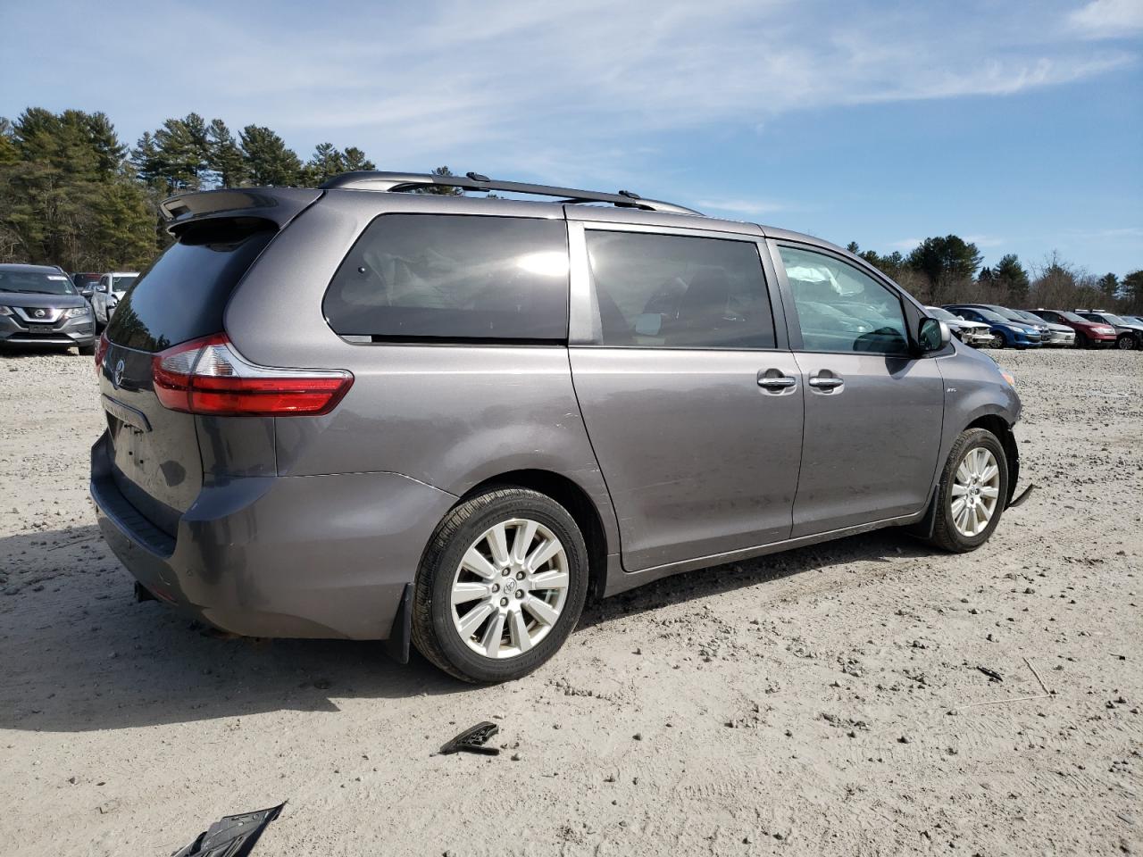 2017 Toyota Sienna - Image 3