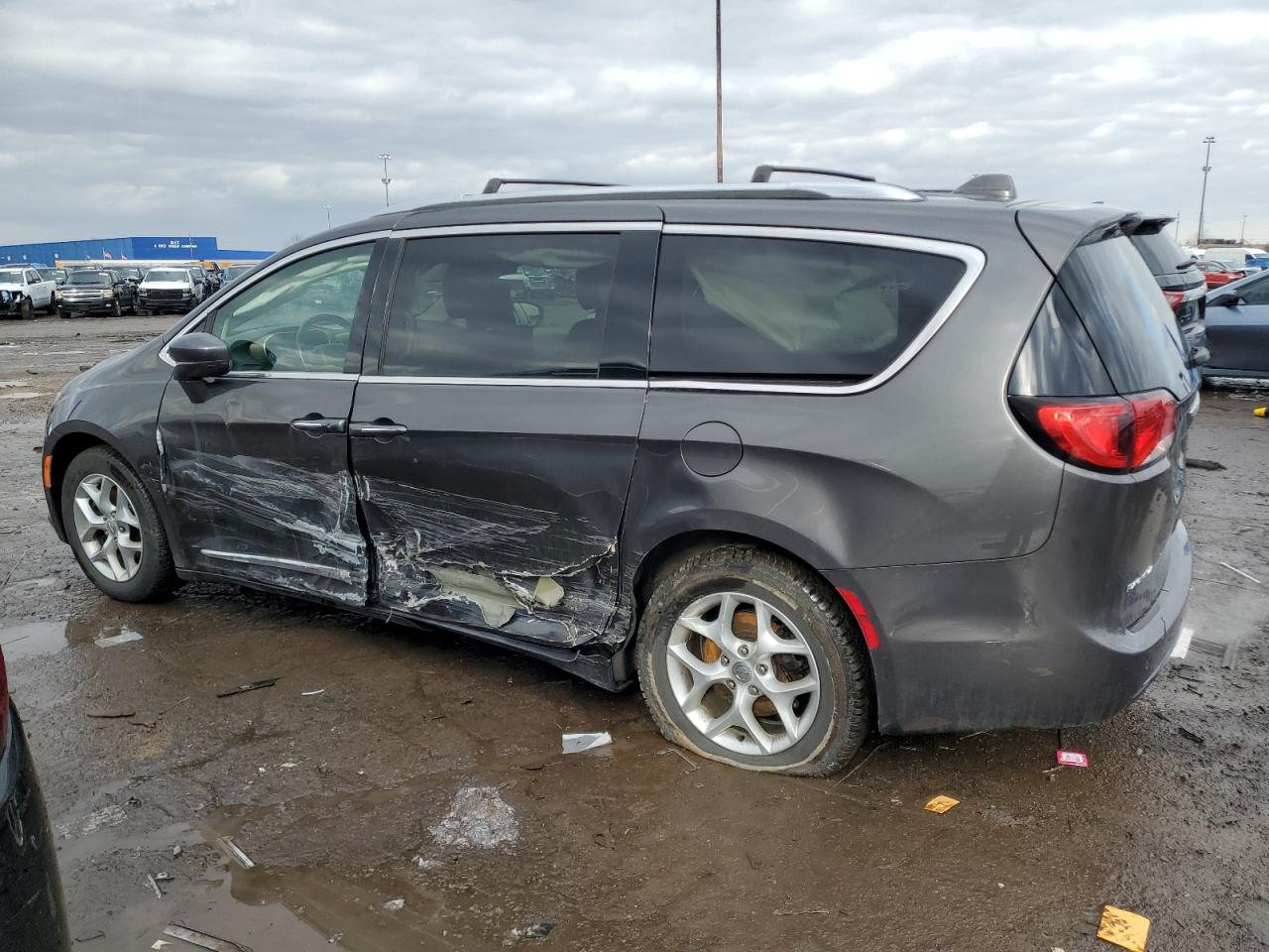 2018 Chrysler Pacifica - Image 2