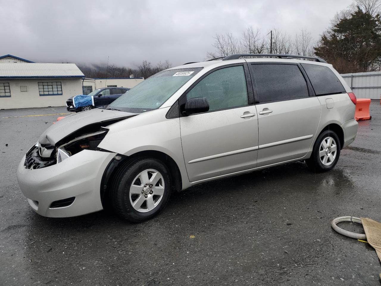 2009 Toyota Sienna - Image 1