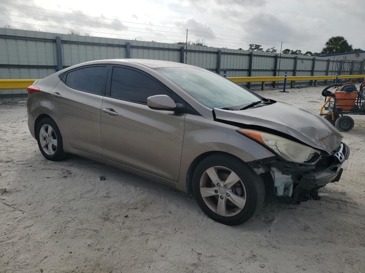 2013 Hyundai Elantra - Image 4