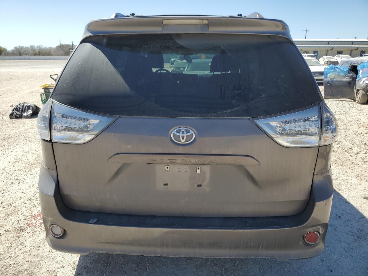 2015 Toyota Sienna - Image 6