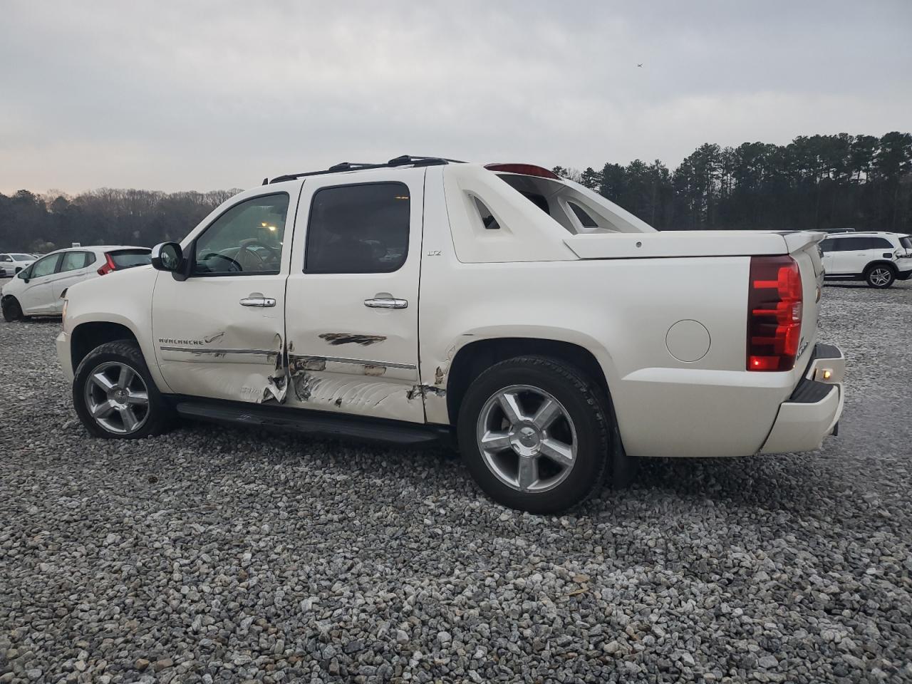 2011 Chevrolet Avalanche - Image 2